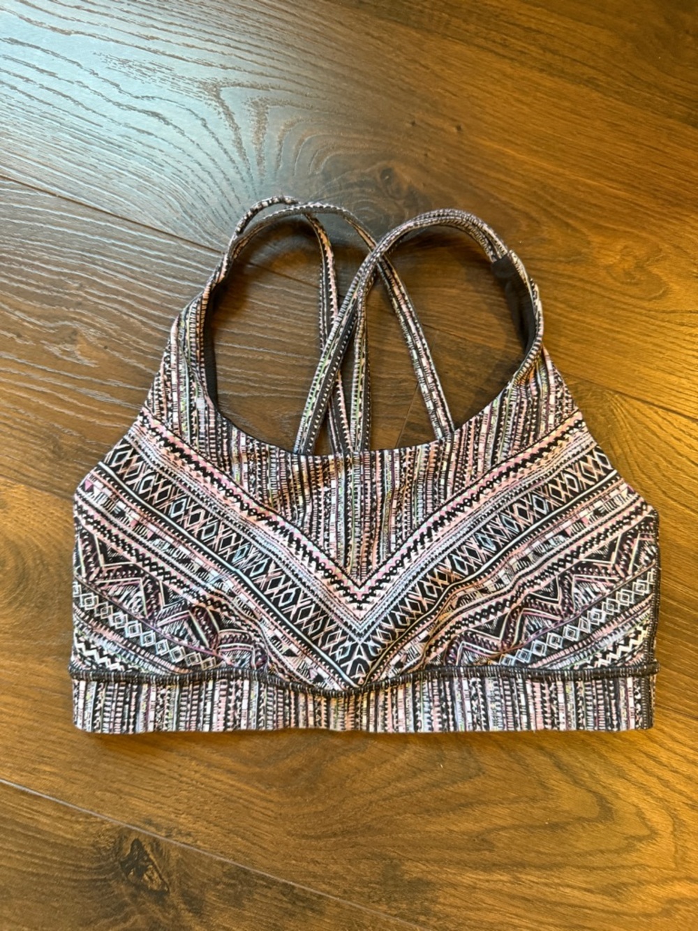 Women's LULULEMON Tribal Pace Energy Print Criss Cross Strappy Sports Bra size 6